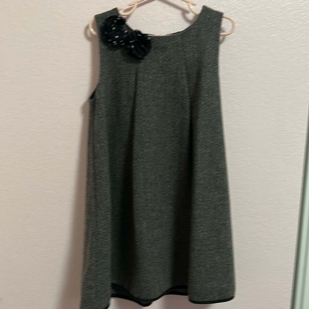 Cute gray dress with poly dot flower little girl size 120, US 4-5